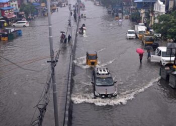 La India comienza a evacuar a personas por la llegada del ciclón Michaung