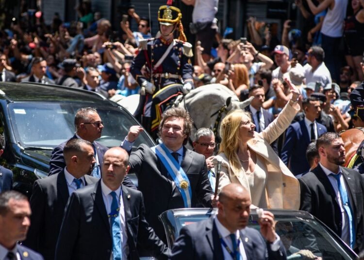 Detienen a hombre que arrojó botella a Milei en asunción presidencial de Argentina