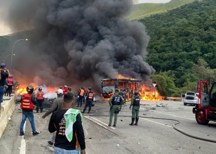 Camión embiste fila de vehículos y deja al menos 8 muertos en Venezuela