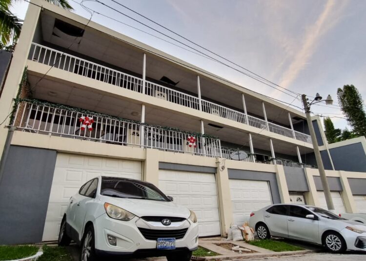 FGR realizó allanamiento en casa de sujeto acusado de estafa y hurto de identidad