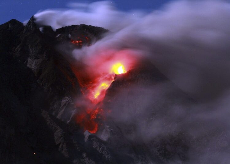 Once alpinistas fallecieron y doce desaparecieron tras la erupción de un volcán en Indonesia