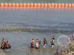 Autoridades de Texas empiezan a detener migrantes ilegales tras tomar el control de frontera