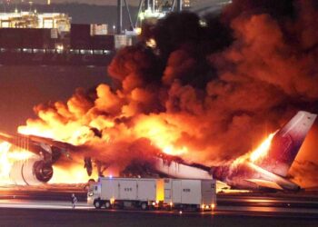 Japón pone en marcha la investigación sobre el choque de dos aviones en Tokio