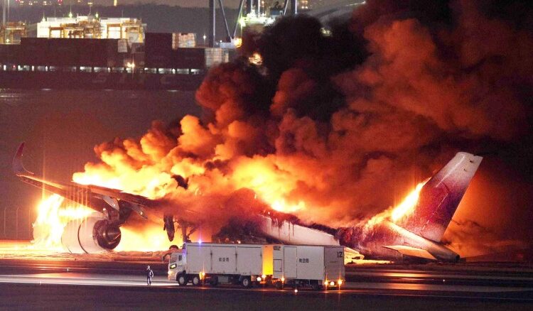 Japón pone en marcha la investigación sobre el choque de dos aviones en Tokio