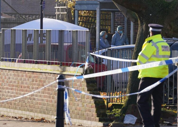 Hombre armado con una ballesta es abatido a tiros por la Policía en Londres