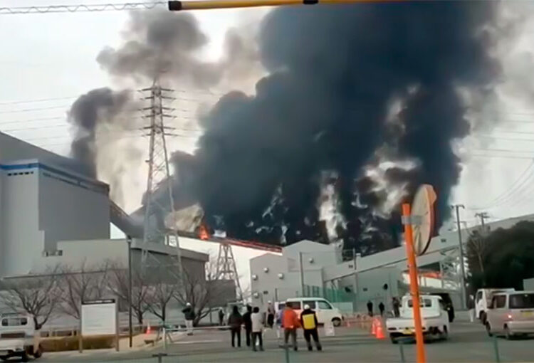 Explosión en una de las mayores centrales térmicas de Japón provoca incendio