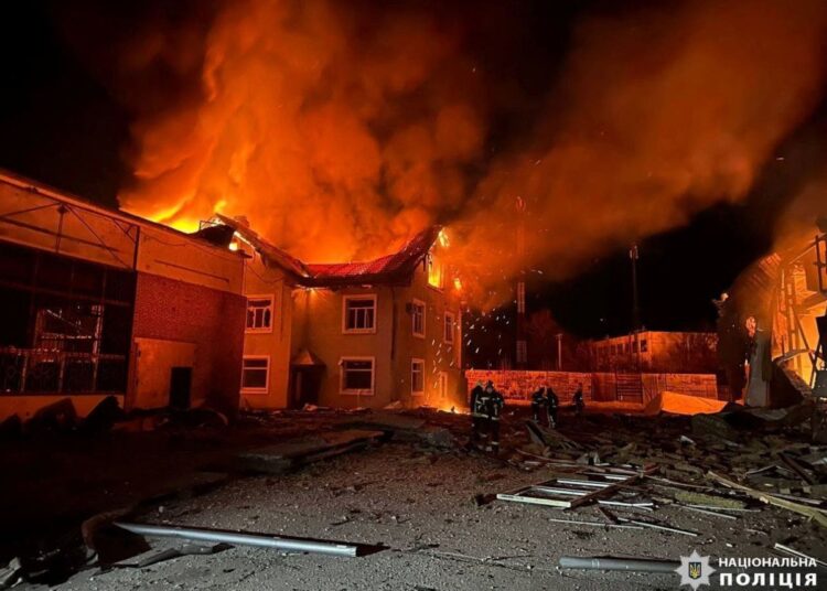 Tres desaparecidos tras explosión e incendio en un complejo de viviendas en Países Bajos