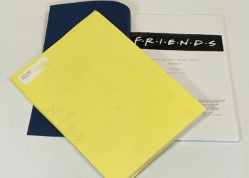 Subastarán dos guiones originales de ‘Friends’ guardados más de 20 años en una mesa de noche