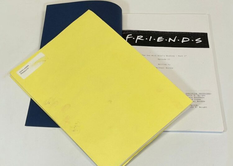 Subastarán dos guiones originales de ‘Friends’ guardados más de 20 años en una mesa de noche