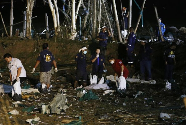 Al menos 23 fallecidos en Tailandia por explosión en fábrica de fuegos artificiales