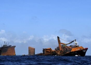 Portugal evita desastre ecológico al rescatar un barco con 200 toneladas de combustible