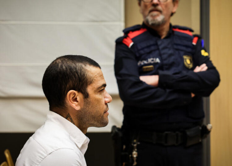 Dani Alves es condenado a 4 años y 6 meses de cárcel por violar a una joven