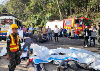 Al menos 17 muertos al chocar dos autobuses en una ruta de Honduras