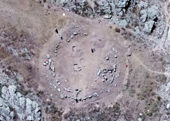 Descubren en Perú una plaza monumental de la época de las pirámides de Giza y Stonehenge