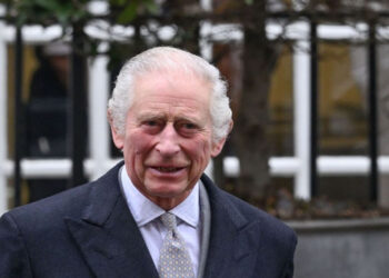 Carlos III regresa a Londres para seguir su tratamiento contra el cáncer