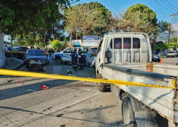 Motociclista muere luego de impactar contra un vehículo, sobre calle al volcán, en Mejicanos