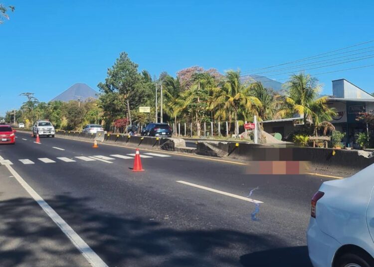Hombre muere atropellado en carretera que conduce de Sonsonate hacia San Salvador