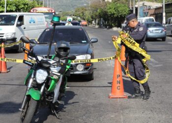 Hombre muere de paro cardíaco en semáforo de Mejicanos