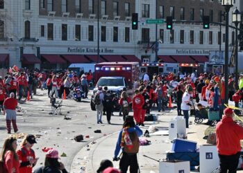 Tiroteo durante el desfile del Super Bowl deja un fallecido y más de 20 heridos
