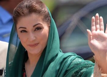 Pakistán elige una mujer como jefa de gobierno