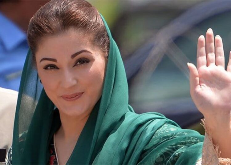 Pakistán elige una mujer como jefa de gobierno