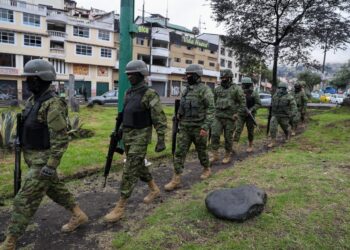 Detienen a seis «terroristas» durante operativo policial en un pueblo costero de Ecuador