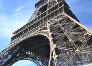Cierran Torre Eiffel por huelga que podría prolongarse
