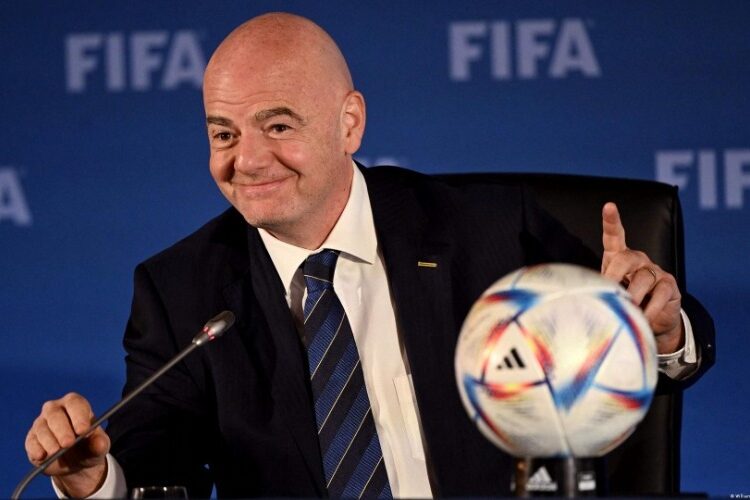 Presidente de la FIFA desecha la idea de las “tarjetas azules”