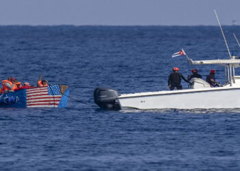 Buscan a 39 migrantes cuya embarcación zozobró en la costa de Florida