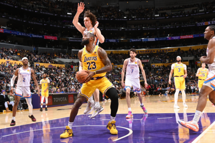 Los Lakers doblegaron a los Thunders por tercera vez en cuatro duelos