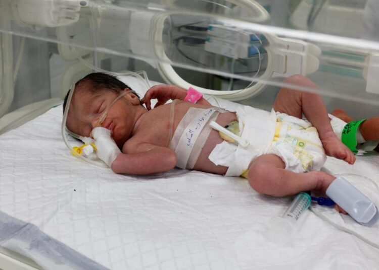Salvan a bebé del vientre de su madre fallecida en Gaza