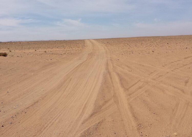 Ríos de arena e inundaciones que se llevan coches: fuertes granizadas azotan un país desértico
