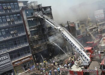 Al menos 5 fallecidos y 7 heridos tras incendio de un hotel en la India