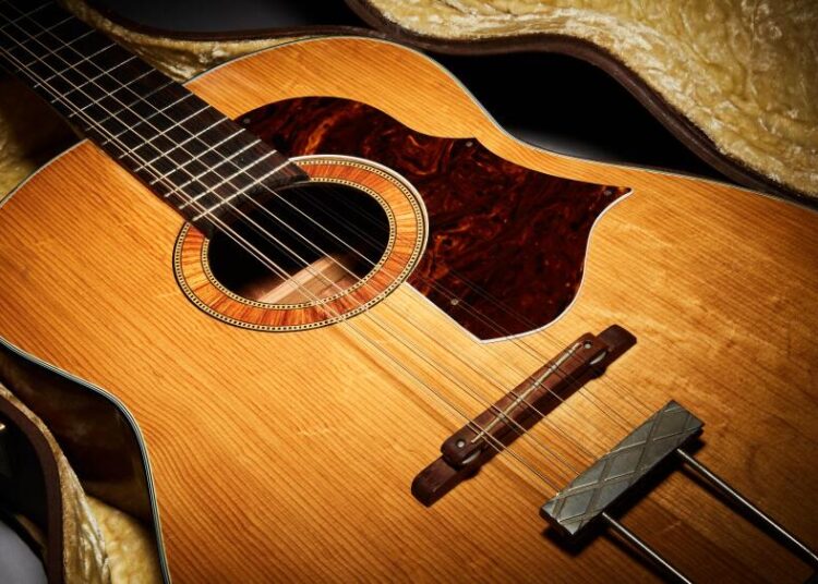 Guitarra de John Lennon descubierta en un desván inglés sale a subasta en Nueva York