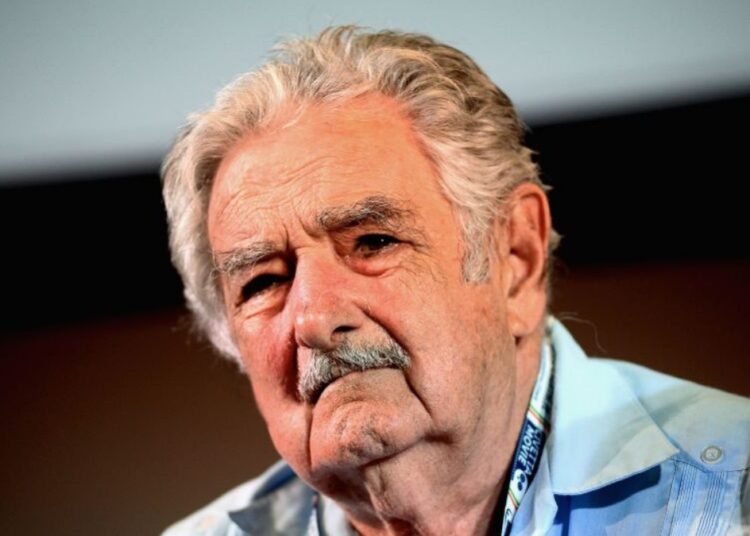 Expresidente uruguayo José Mujica anuncia que tiene un tumor en el esófago