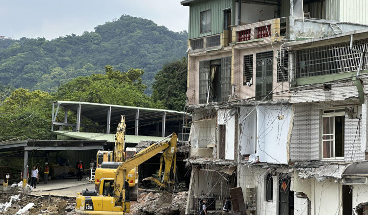 Taiwán mantiene búsqueda de más de 600 personas atrapadas o desaparecidas tras el sismo