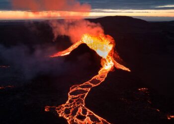 Lava del volcán en Islas Galápagos llega al mar tras 35 días en erupción
