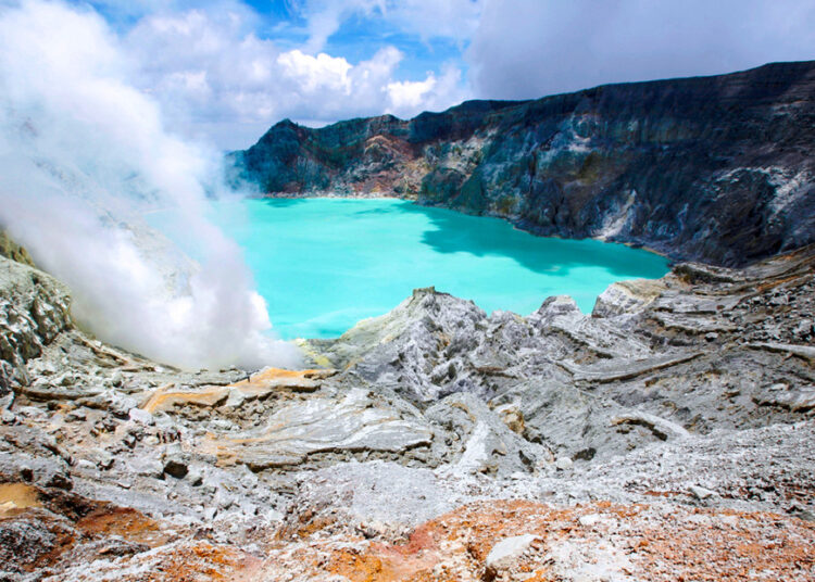 Turista muere tras caer en el cráter de un volcán en Indonesia mientras se tomaba fotos