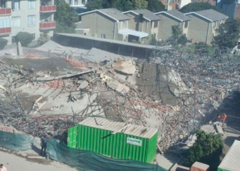 22 heridos y más de 40 personas atrapadas al derrumbarse un edificio en Sudáfrica