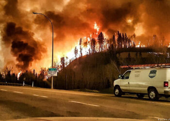 Incendios mantienen bajo amenaza a más de 70.000 habitantes en Canadá