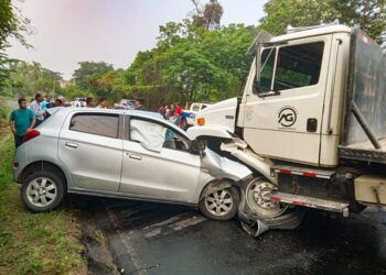 Hombre muere tras impactar con camión en carretera a Suchitoto