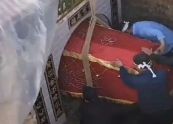 Cinco personas sepultadas tras intentar enterrar un ataúd en China