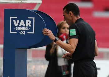 La Premier League mantendrá el VAR