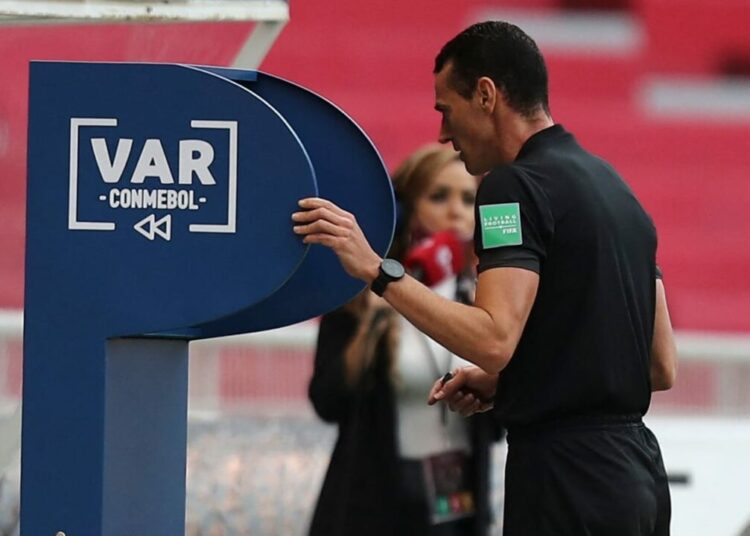 La Premier League mantendrá el VAR