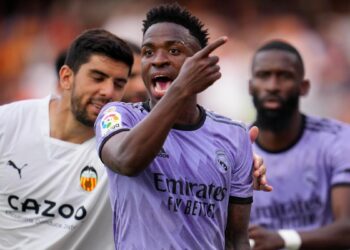 La Justicia española dicta una histórica condena contra tres hombres que insultaron a Vinícius