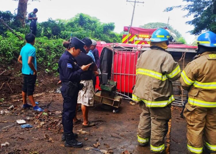 Hombre pierde la vida tras fallarle los frenos a pick up en el que se transportaba