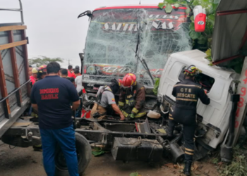 Choque frontal entre un autobús y un camión deja ocho heridos en Ecuador