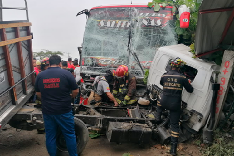 Choque frontal entre un autobús y un camión deja ocho heridos en Ecuador