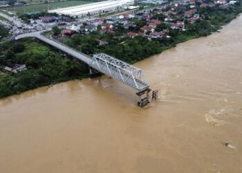 Al menos 13 desaparecidos al desplomarse un puente en medio del temporal en Vietnam