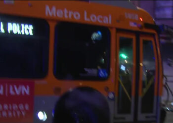 Muere pasajero tras secuestro de autobús en Los Ángeles